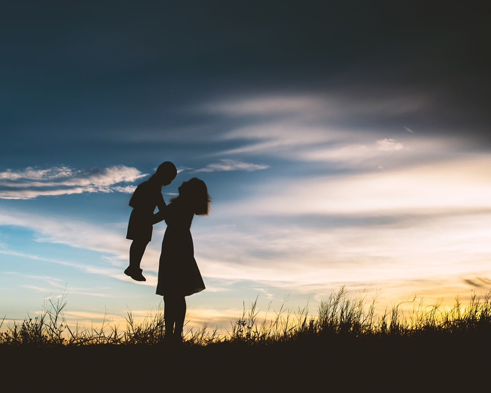 silhouette-mother-playing-with-her-son-meadow_mom_couple_1000800 用犧牲感來愛孩子的母職焦慮