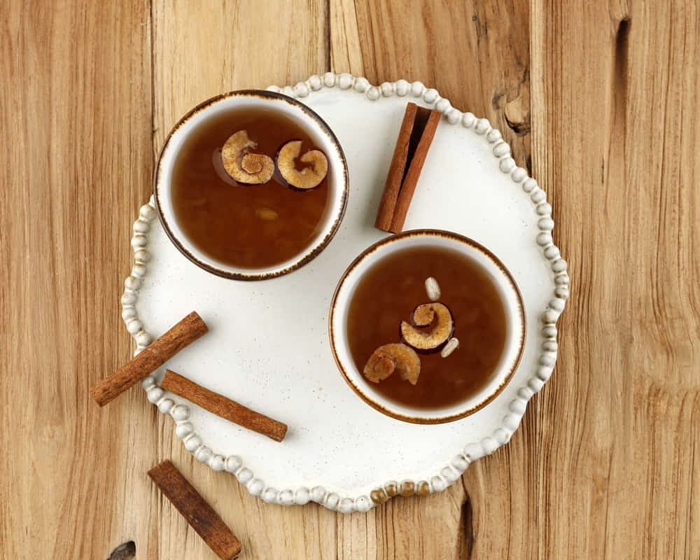sujeonggwa-korean-traditional-cinnamon-punch-dark-reddish-brown-color-it-is-made-from-cinnamon-stick-gotgam-ginger-is-garnished-with-pine-nuts-red-dates-jujube_1000800 立夏後利用薑棗茶暖胃祛濕冬病夏治