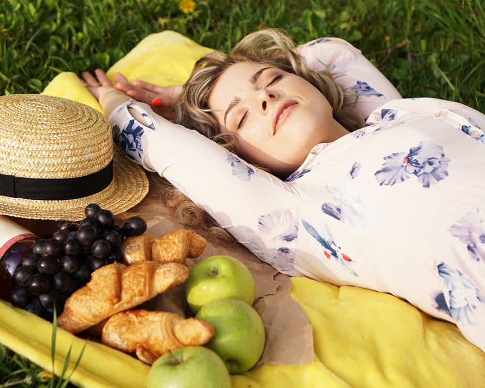 young-girl-lying-plaid-with-wine-fresh-food-picnic-natural-light_summer-outing_1000800 提升心力的四種情緒充電法