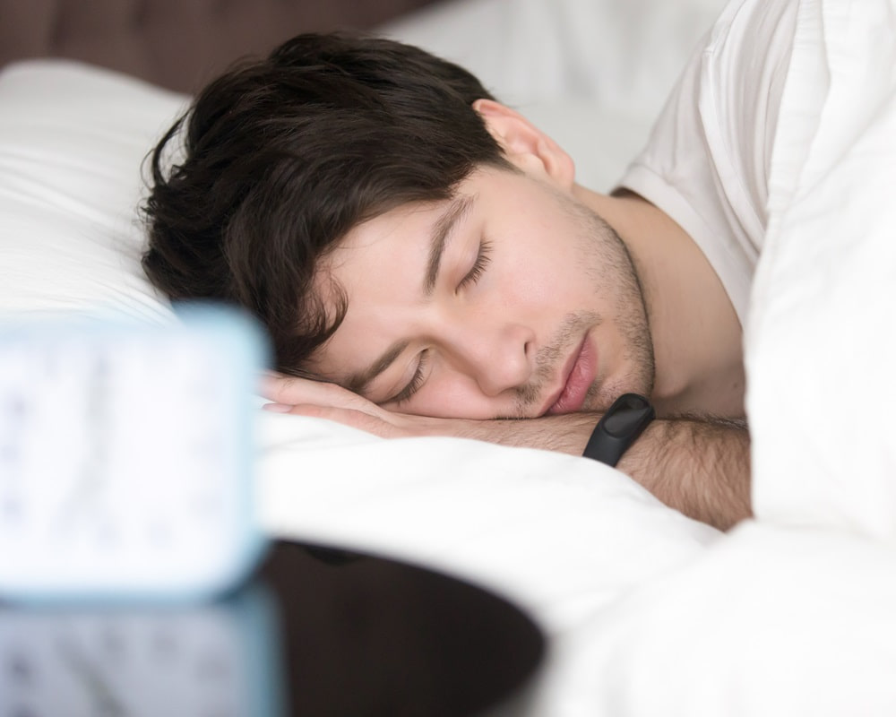 young-man-sleeping-alarm-clock-wearing-smart-wristband_1000800 讓你半夜不再容易醒