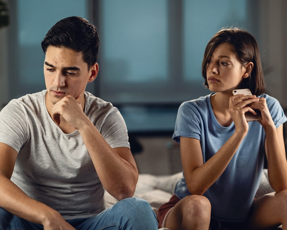 young-worried-man-thinking-something-while-sitting-his-girlfriend-having-relationship-problems-with-her_emotion_1000800 為什麼越來越多的女性不願意結婚了