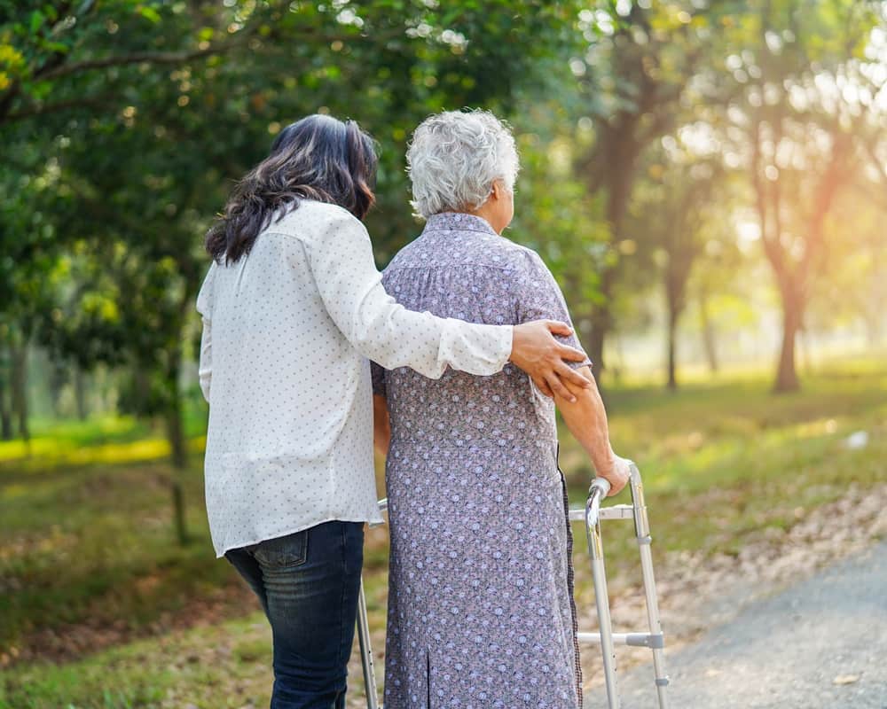 asian-senior-woman-use-walker-park_couple_1000800 帕金森氏症的精油應用法