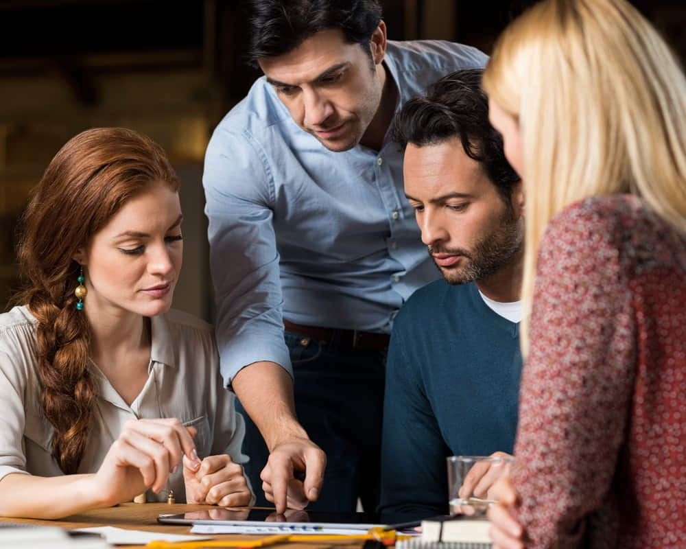 business-team-working-together-until-late-office_1000800 創業為何那麼難?從易經中看屯卦教會我們哪些創業事?