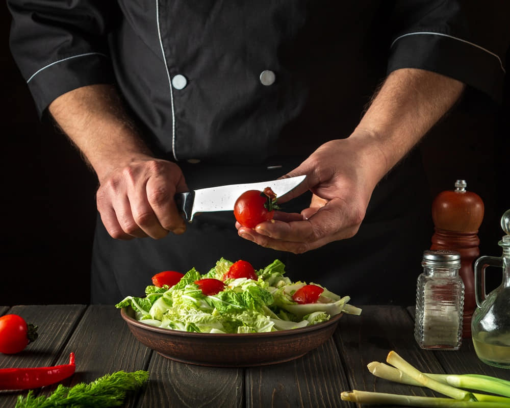 chef-prepares-vegetable-salad-restaurant-kitchencooking_1000800 植物中的香是怎麼來的？芬多精及香味物質如何防腐抗氧化？