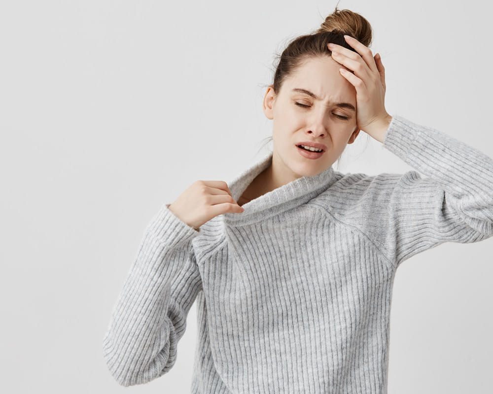 exhausted-girl-holding-her-head-with-closed-eyes-being-hot-female-office-assistant-suffering-from-temperature-fever-she-needs-fresh-air-health-concept_1000800 腳臭、腋臭、加齡臭,身上那些異味都是怎麼來的?有救嗎?