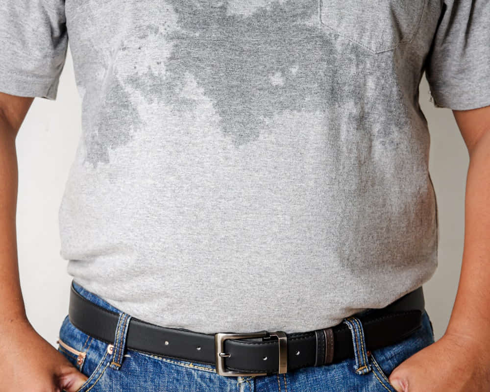 men-wear-gray-sweat-shirts-shirt-due-hot-weather_1000800 過度的出汗會有什麼後果？