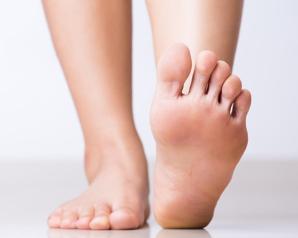 closeup-female-foot-pain-healthcare-concept_nail_1000800 腳臭、腋臭、加齡臭,身上那些異味都是怎麼來的?有救嗎?