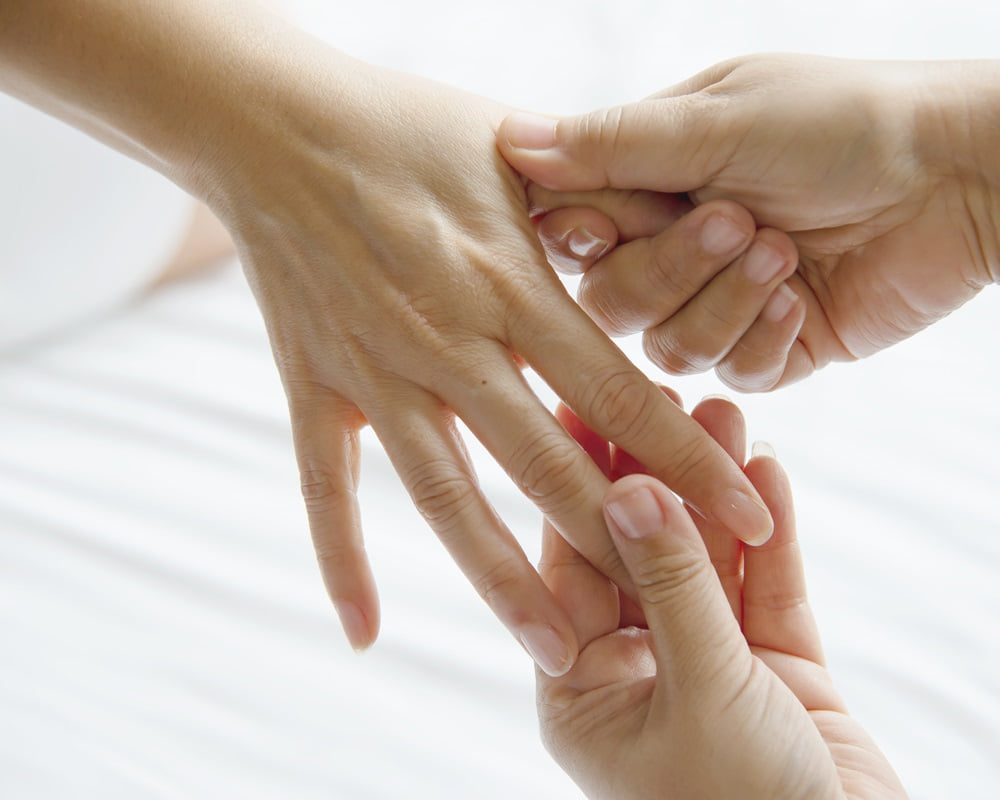 hand-spa-massage-clean-white-bed_nail_1000800 從指甲看肝與氣血