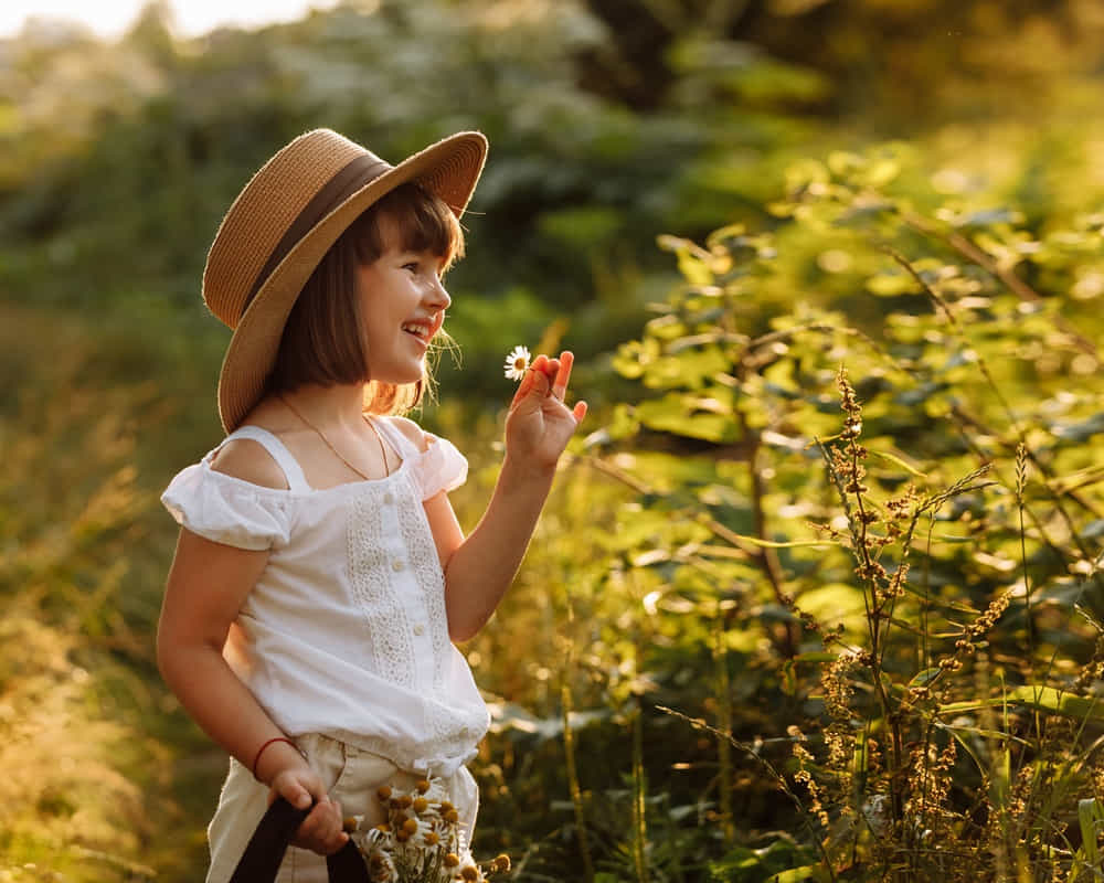 portrait-cute-little-girl-is-smelling-wild-flower-walks-rays-sunset-flowering-meadow-enjoying-summer-warmth-freedom-child-mommys-big-straw-hat-having-fun-outdoors_1000800 陽光可以治療你的病？生活中有太陽，生命才會有陽光