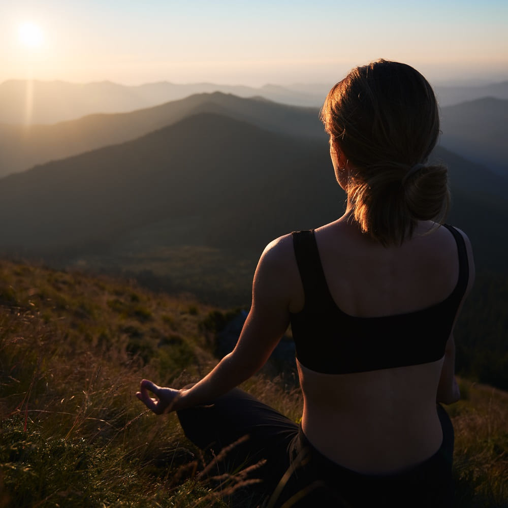 slender-woman-doing-yoga-fresh-air_1000800 中醫臟腑呼吸養生法-噓、呵、呼、呬、吹、嘻