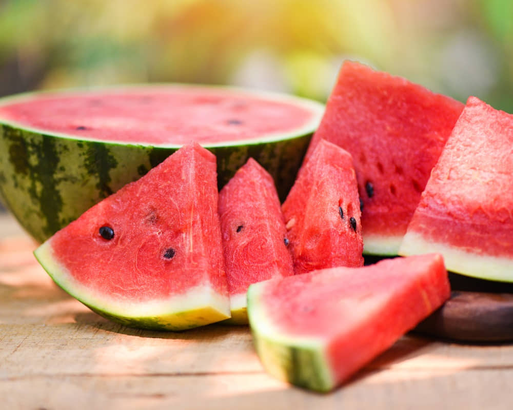 sliced-watermelon-wooden-nature-close-up-fresh-watermelon-pieces-tropical-summer-fruitsummer_1000800 小暑上蒸下煮，清熱解暑一食物二穴位