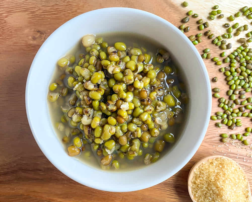 top-view-green-beans-mung-beans-light-syrups-brow-sugar-wooden-spoon_1000800 夏天的健脾祛濕湯-紅豆薏仁湯與綠豆湯