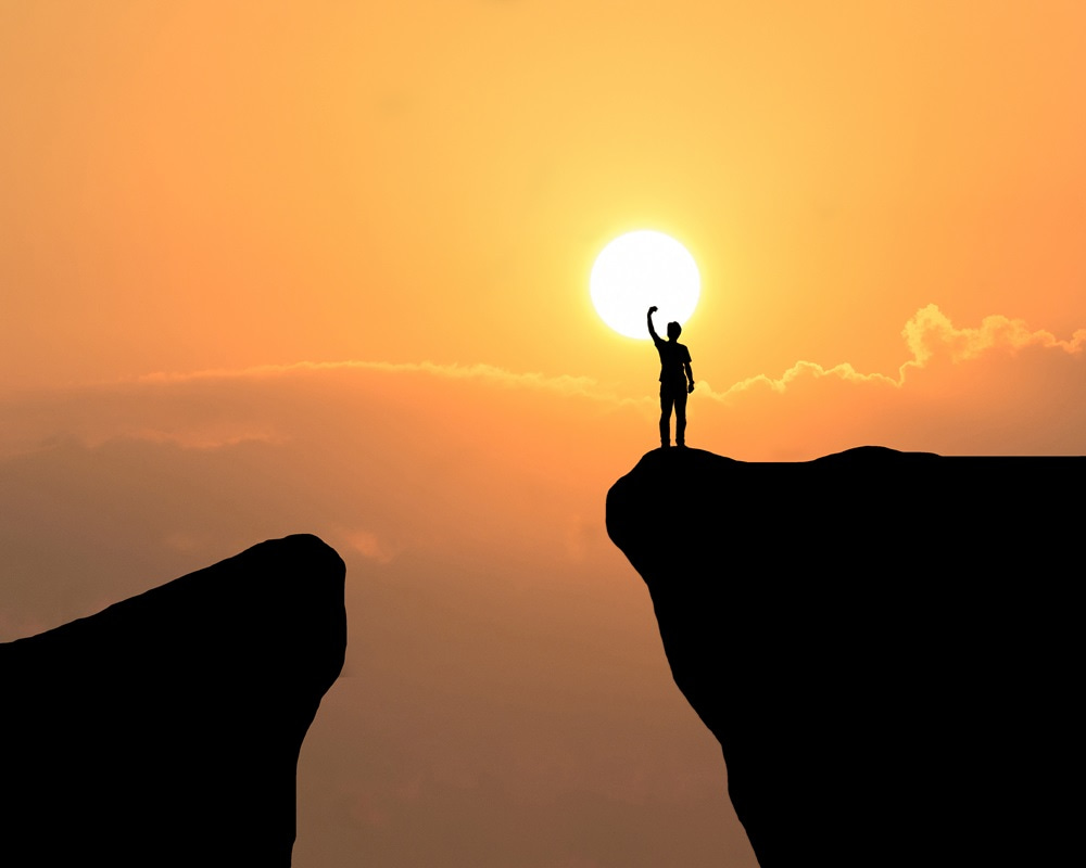 man-top-mountain-freedom-man-sunset-background_1000800correct 不要等到財富自由才去追逐夢想