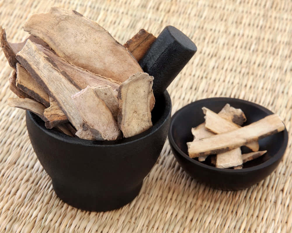 shutterstock_160946309-Peony-root-used-in-chinese-herbal-medicine-in-a-black-stone-mortar-with-pestle-and-bowl-over-wicker.-Bai-shao.-Paeonia-lactiflora._1000800 服用中藥時要注意的九大忌口