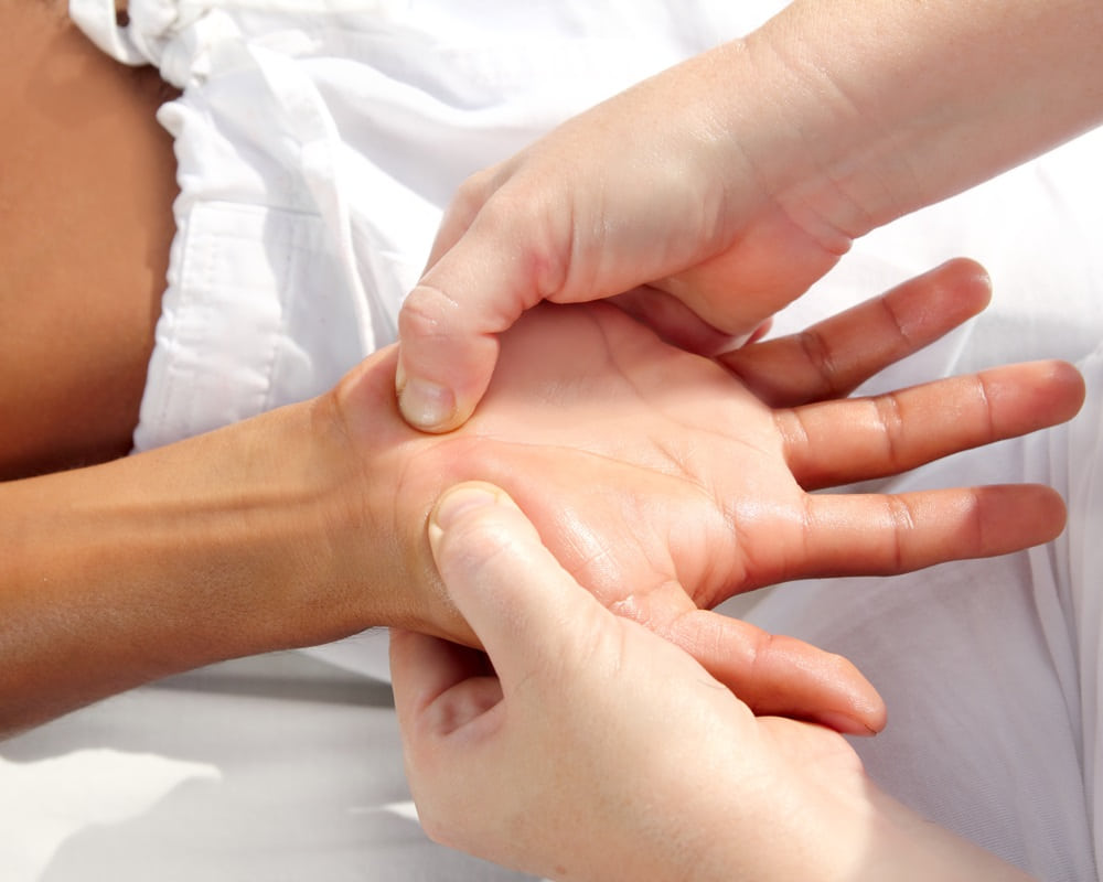 shutterstock_74864665-digital-pressure-hands-reflexology-massage-tuina-therapy-physiotherapy_1000800 Anchoring按摩手法在五俞穴的實際案例分享