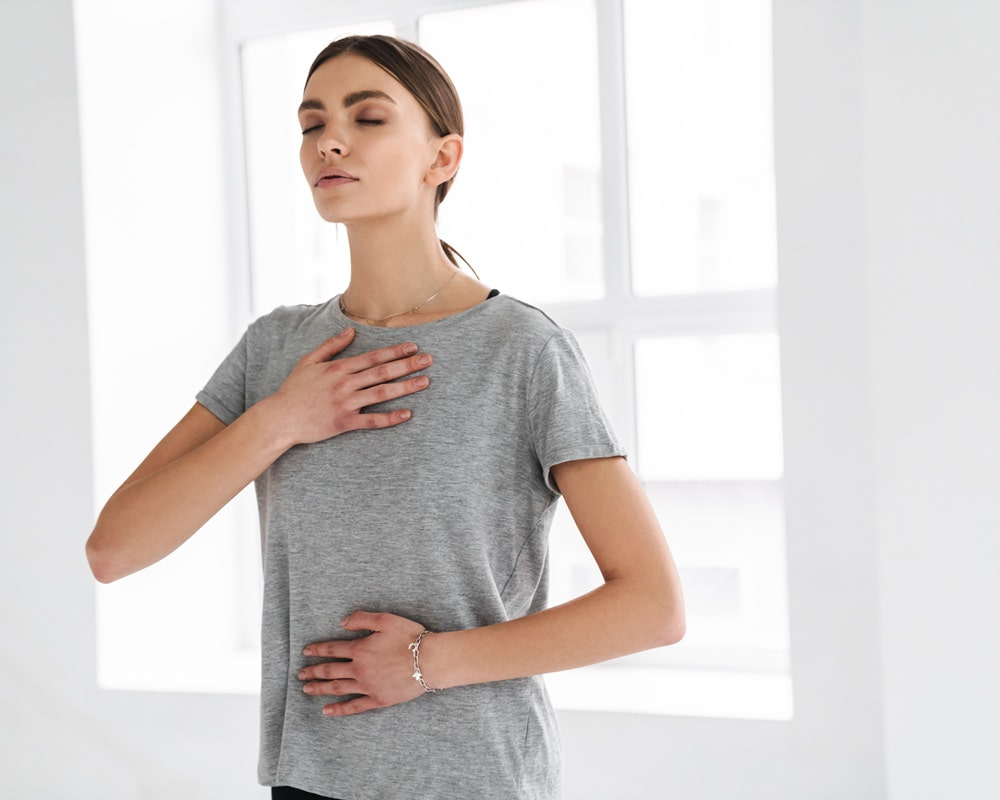 shutterstock_athletic-young-sportswoman-doing-breathing-exercise-1923628742_breathe_1000800 養心安神，遠離心腦血管疾病，先搞定心包經的五腧穴