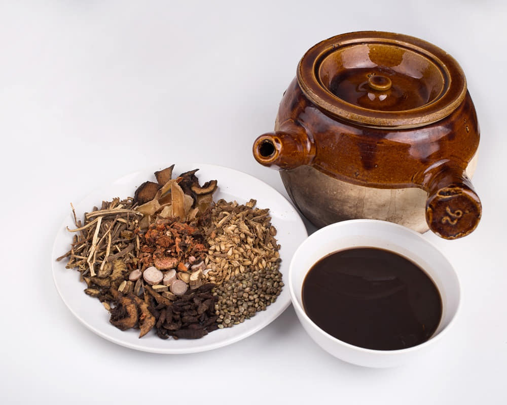 shutterstock_chinese-herb-medicine-tea-pot-740762614_tcm1000800 從扶正祛邪的原理看中醫如何治療腫瘤