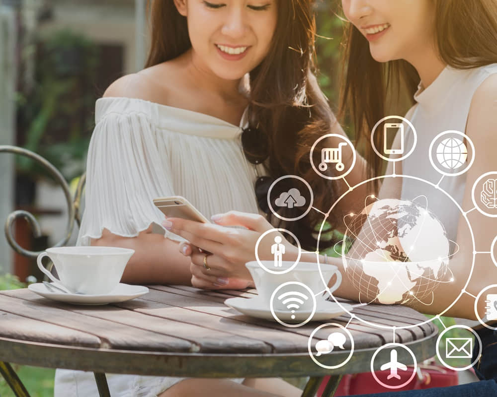 shutterstock_two-teenage-women-use-smartphone-technology-1099755980_network1000800 致自己-別用淺薄的慾望和犧牲感來愛自己