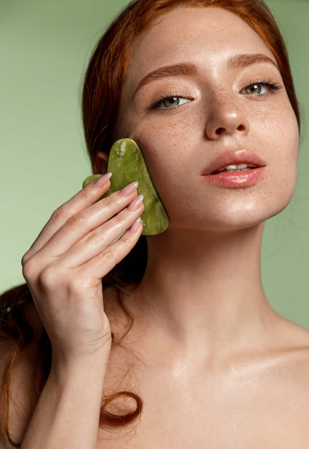 shutterstock_vertical-female-beautiful-ginger-massage-face-2021589620_1000 容易長斑的人都冷冰冰，去除黃褐斑重點在內調