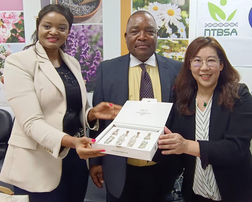 6295-1000800 史瓦帝尼大使伉儷4日參訪康茵生技 優質精油產品獲得讚許 盼進一步開拓合作面向